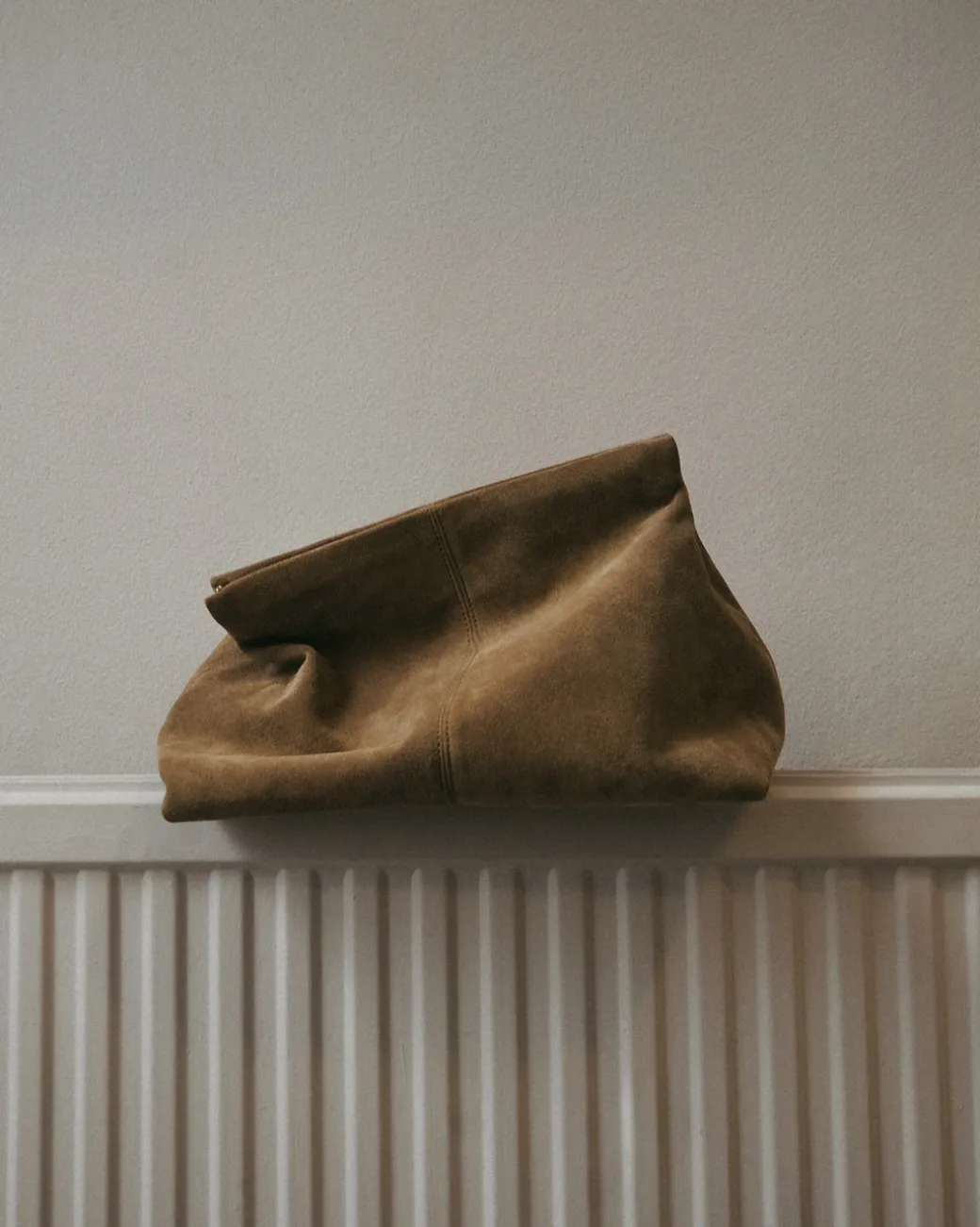 clay_clutch_suede_sand_6.webp Clutch Bags^Flattered Clay Clutch Suede Sand