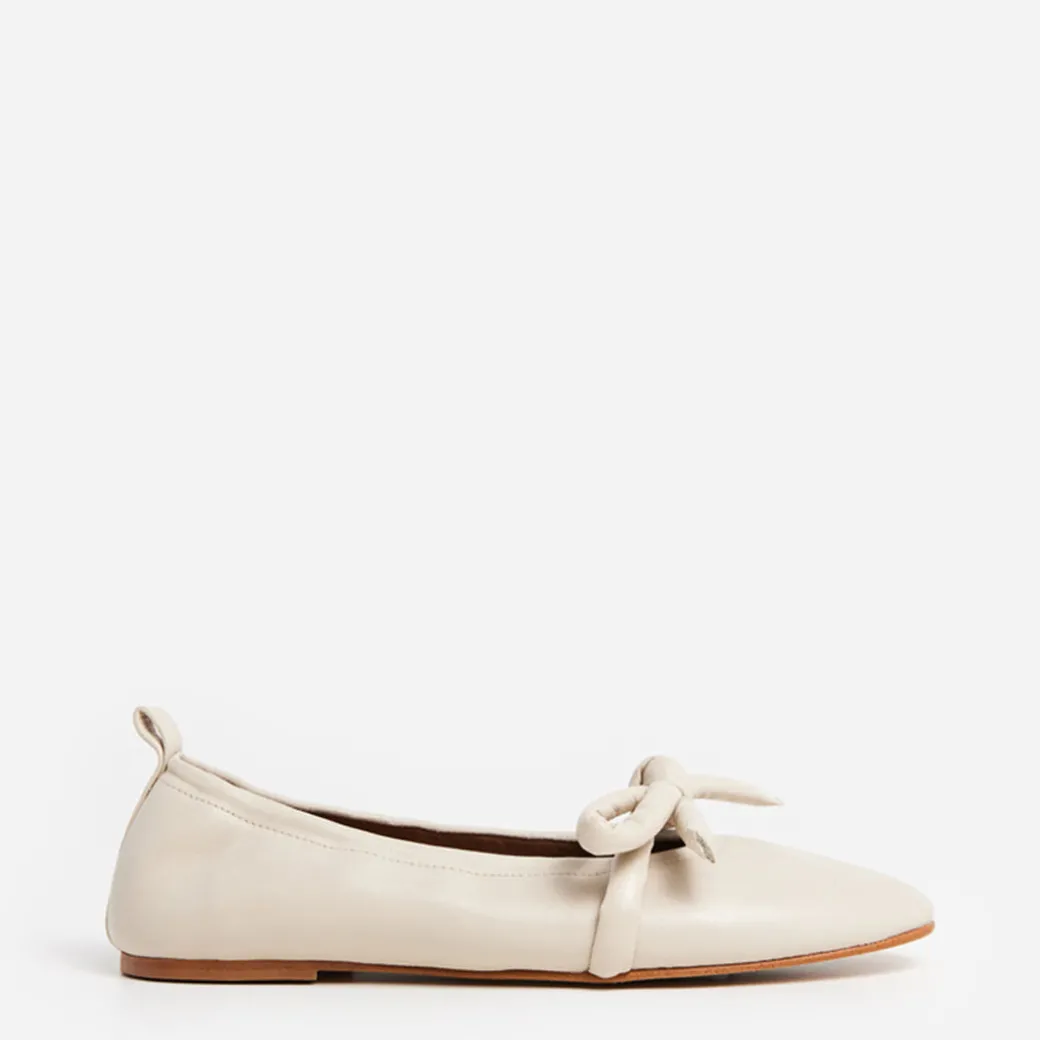 polly_leather_creme_0.webp Ballet Flats^Flattered Polly Leather Creme